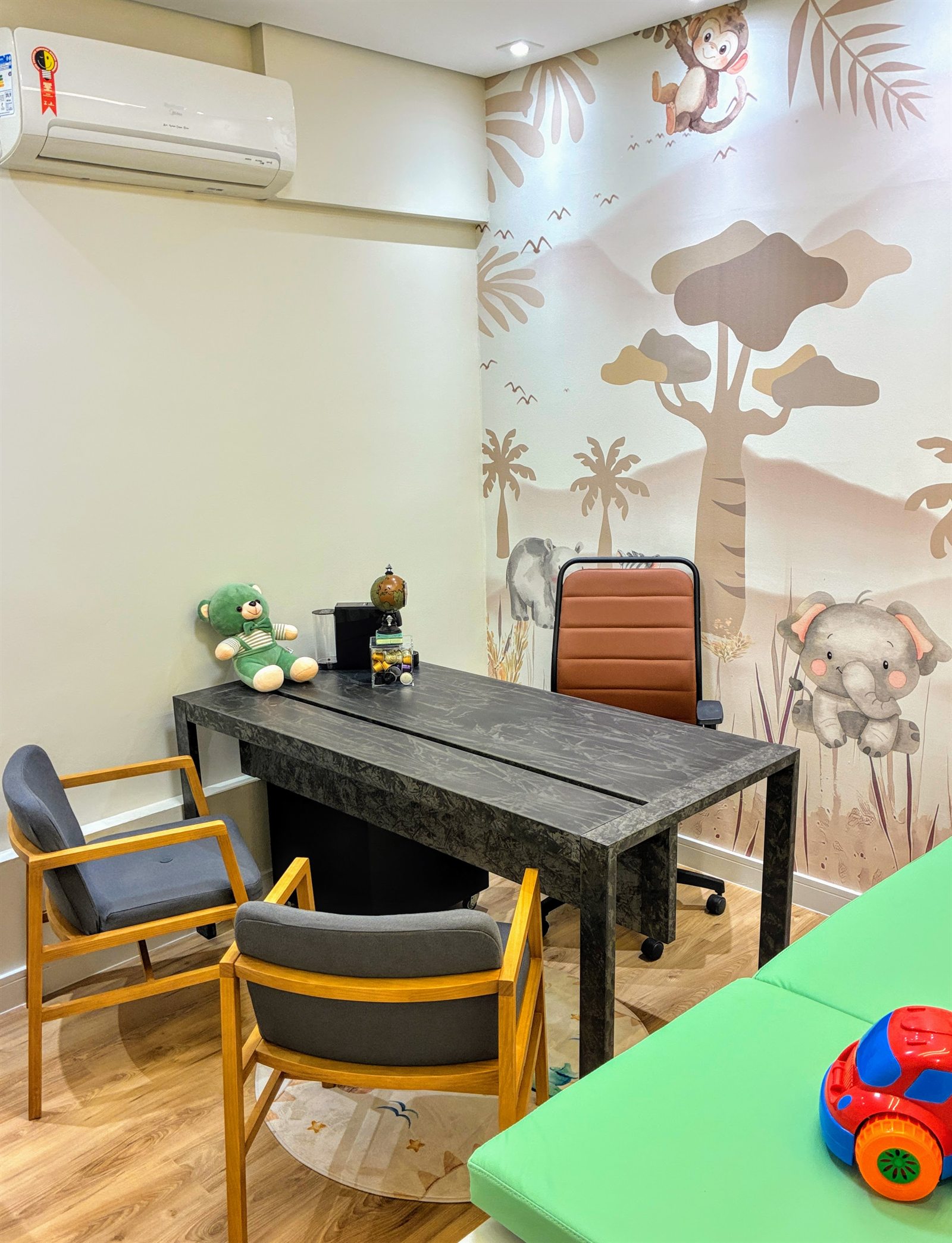 Consultório infantil com decoração de animais