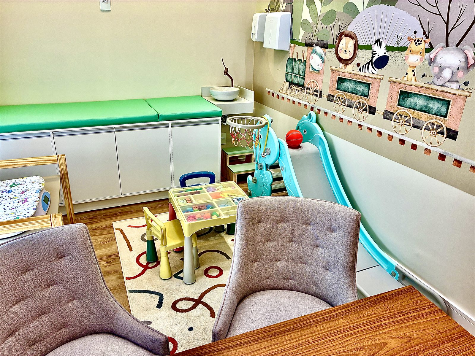 Espaço lúdico com brinquedos dentro do consultório