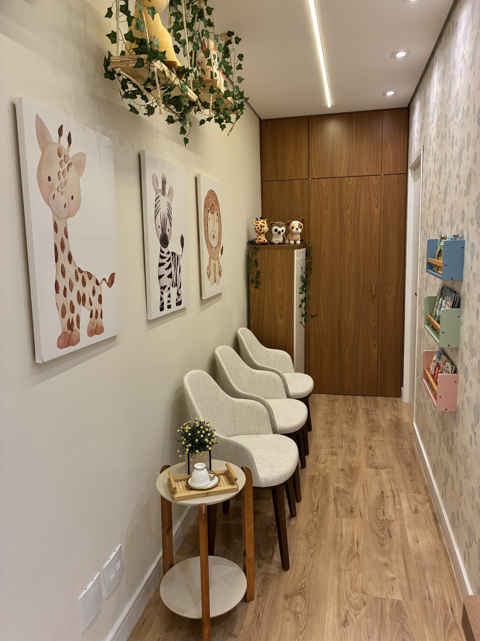 Sala de espera da Clínica Carrossel com livros e decoração infantil