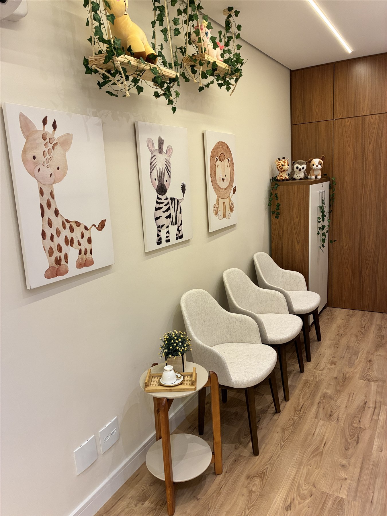 Recepção da Clínica Carrossel, com poltronas e decoração acolhedora para crianças e famílias